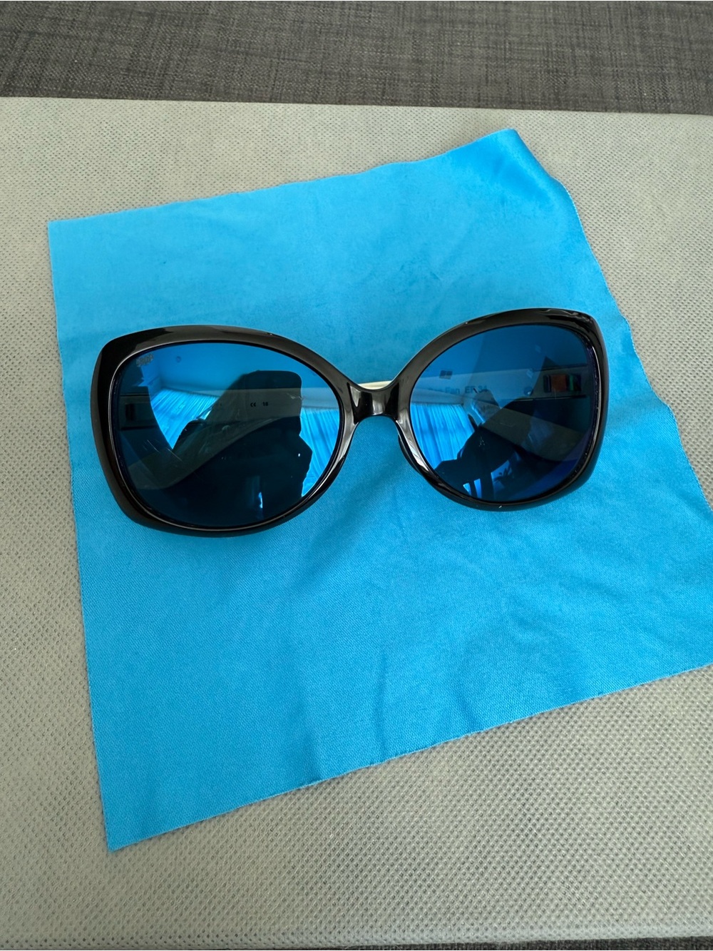 Women’s Costa Sea Fan Black with Blue Reflective Polarized 580P lens
